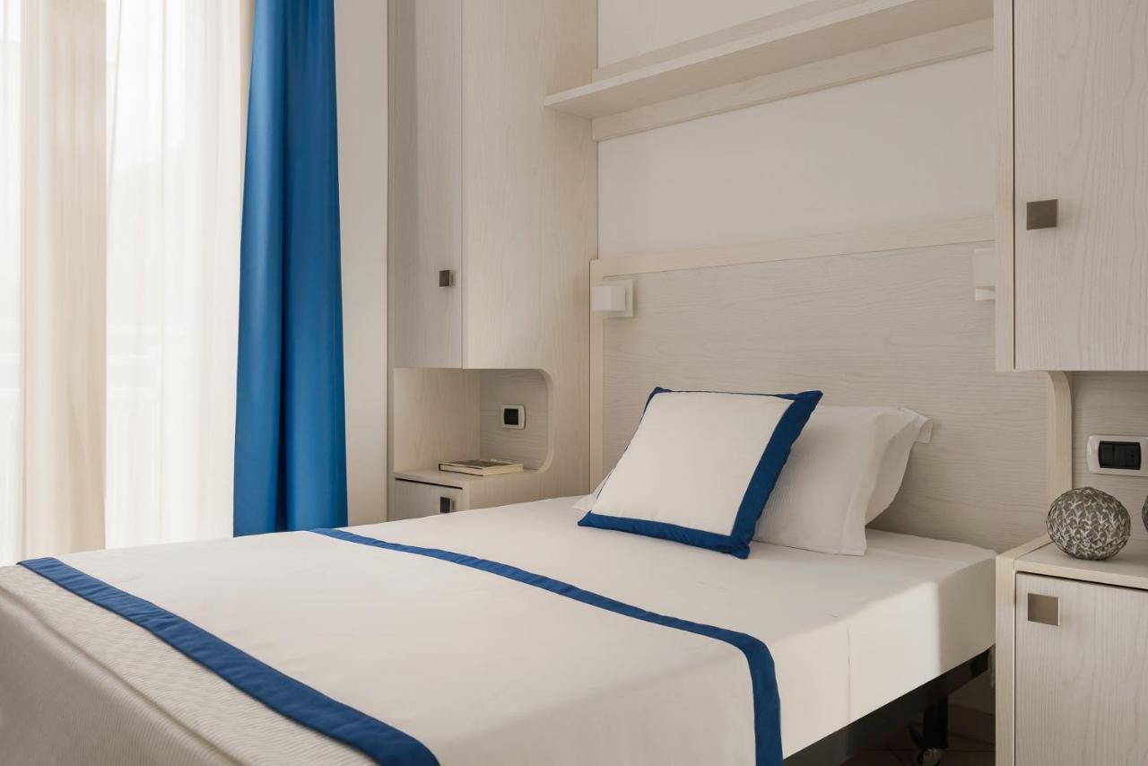 Hotel Embassy Riccione Esterno foto