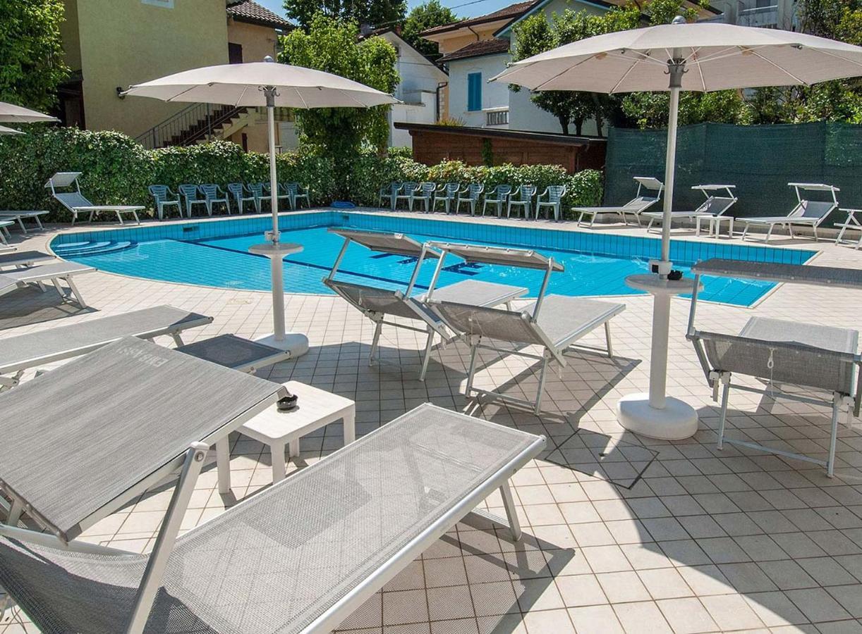 Hotel Embassy Riccione Esterno foto