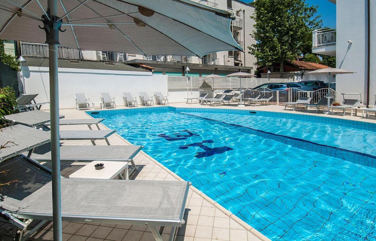 Hotel Embassy Riccione Esterno foto