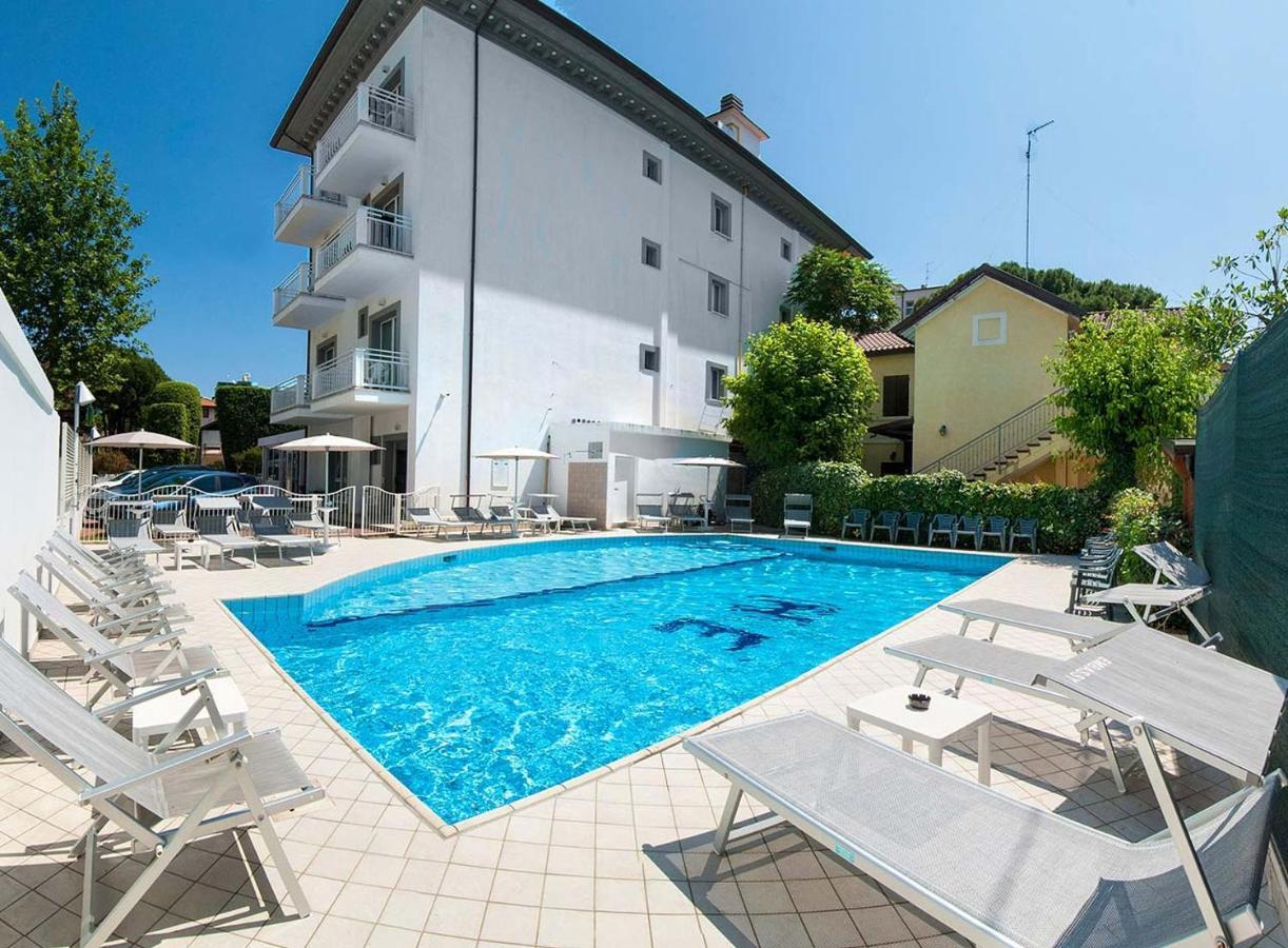 Hotel Embassy Riccione Esterno foto