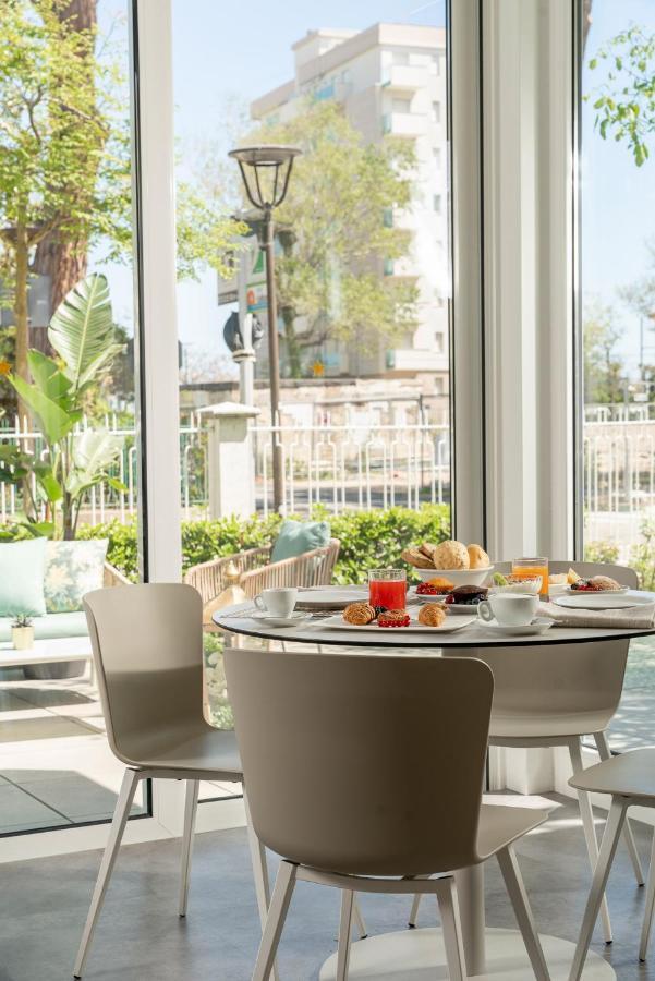Hotel Embassy Riccione Esterno foto