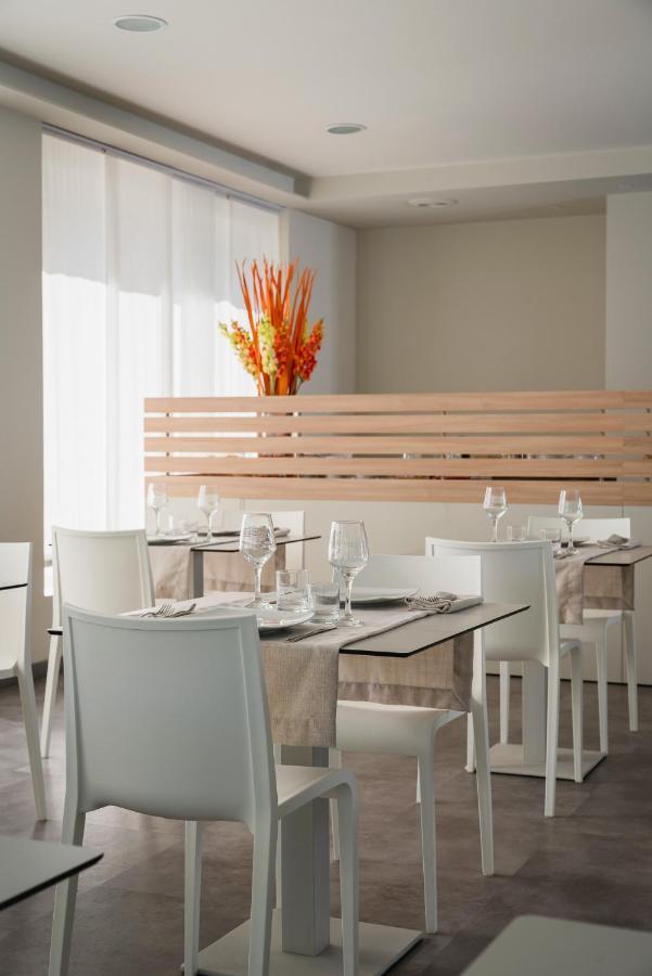 Hotel Embassy Riccione Esterno foto