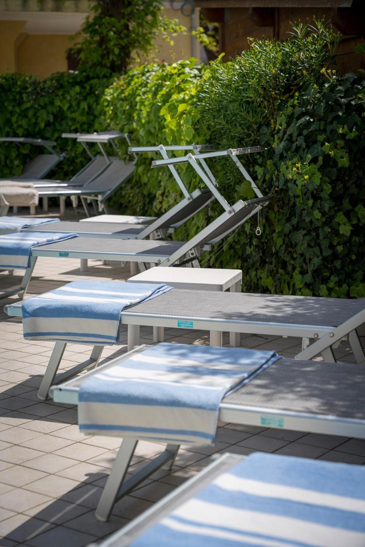 Hotel Embassy Riccione Esterno foto